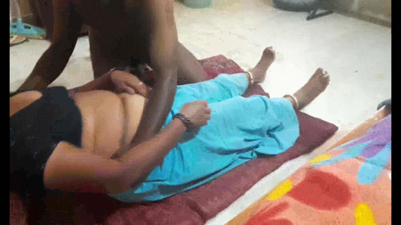 Desi mature: Rupa tetička šuká kundičku své nejlepší kamarádky