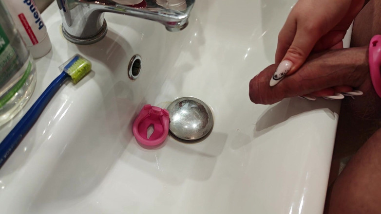 Bastet: Domina. Mami Zieht Den Käfig Vom Penis Ihres Stiefsohns Aus,...