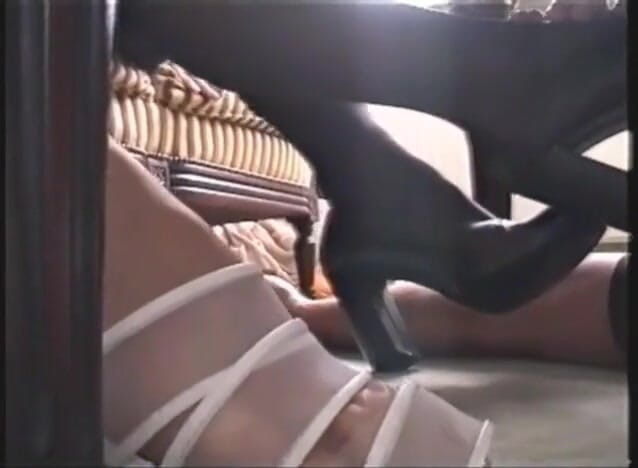 Foot Girls: Białe wysokie obcasy czczone przez niewolnika w zbliżeniu wideo