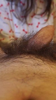 Behaart blowjob und dann sperma halb auf dem bauch und halb drinnen