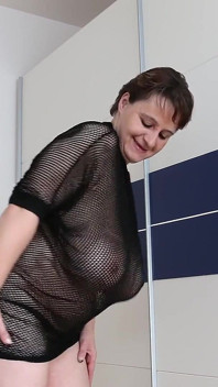 Kristy orta yaşlı seksi kadının göğüslerini sikiyor