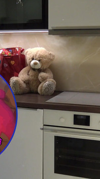 Une petite blonde canon et sexy emmène sa copine dans un essai de mode se transforme en tournage porno dans la cuisine