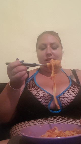 LoraBbw: Ich stopfe mein Selbst mit Pasta / feedee