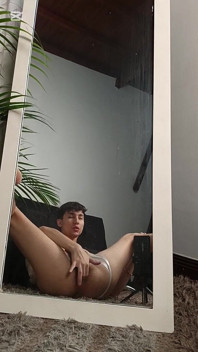 Twink fickt ihren Arsch mit einem großen Dildo und schüttelt ihren großen Schwanz, bis sie kommt