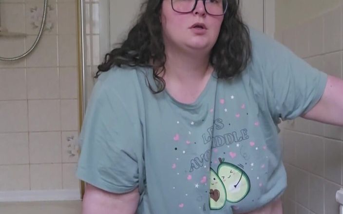 SSBBWLadyBrads: Богиня играет с животом в ванной