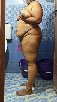 Desi-mädchen duscht komplett nackt in ihrem privaten raum