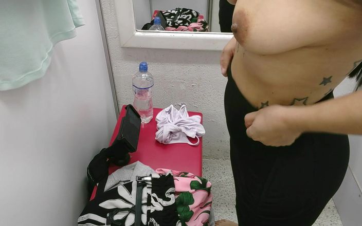 irina69star: Bắt gặp cô gái trong phòng thay đồ