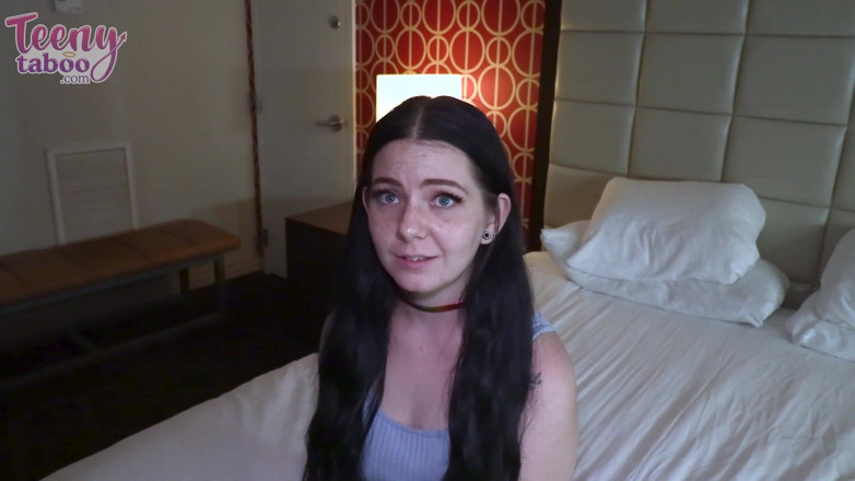 Teenytaboo: Fată vânzătoare Lily face sex anal