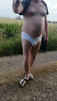 Krátká procházka v bílých kalhotách