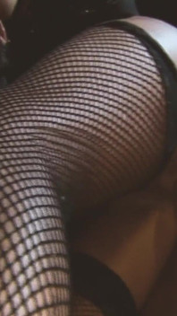 Nieustępliwe dziewczyny gorące brunetki w bieliźnie Uprawiają seks razem poza barem