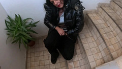 MilfyCalla: Milfycalla - downjacket lucido, jeans & body stairway sesso non circonciso sborra...