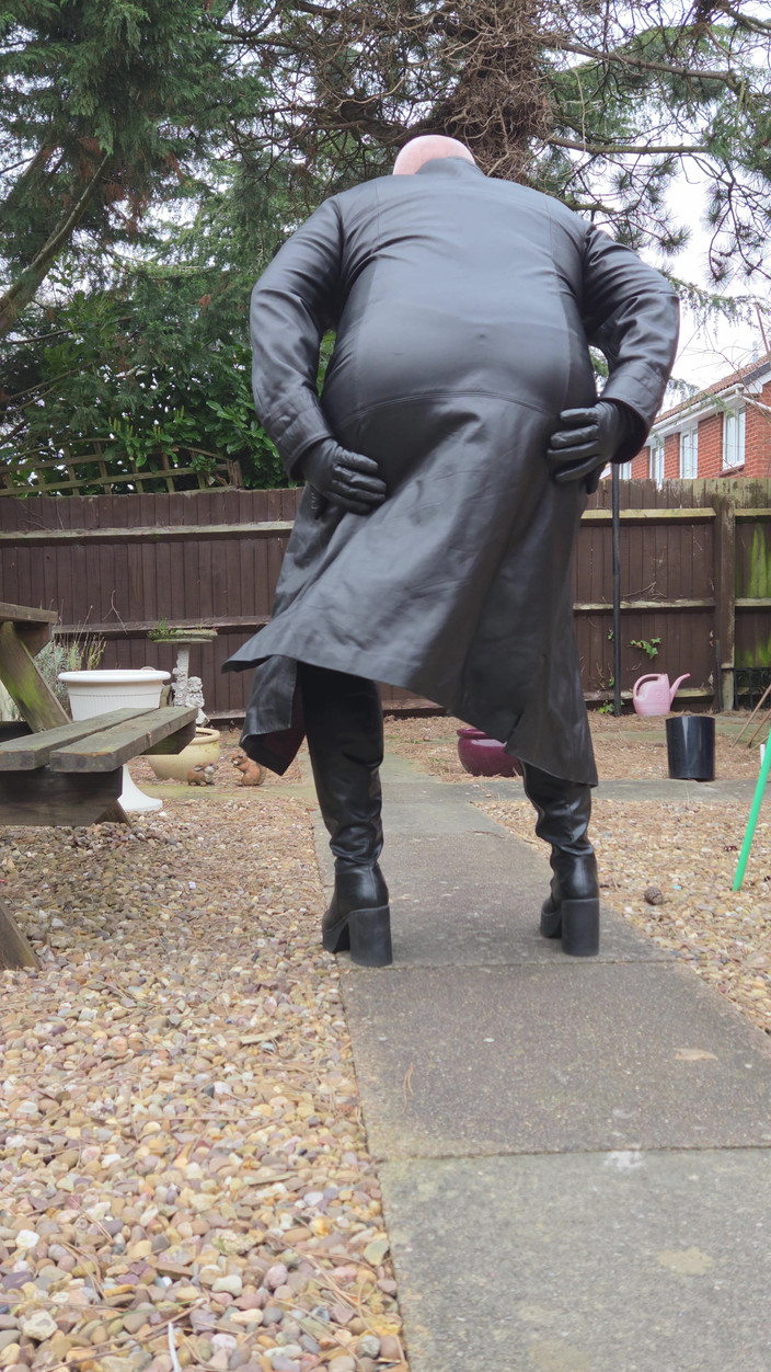 Leatherman63: In trench di pelle