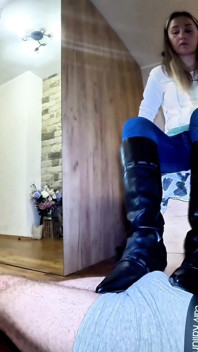En slav vid mina fötter.dyrka din älskarinna en slav vid mina fötter.dyrka din älskarinna