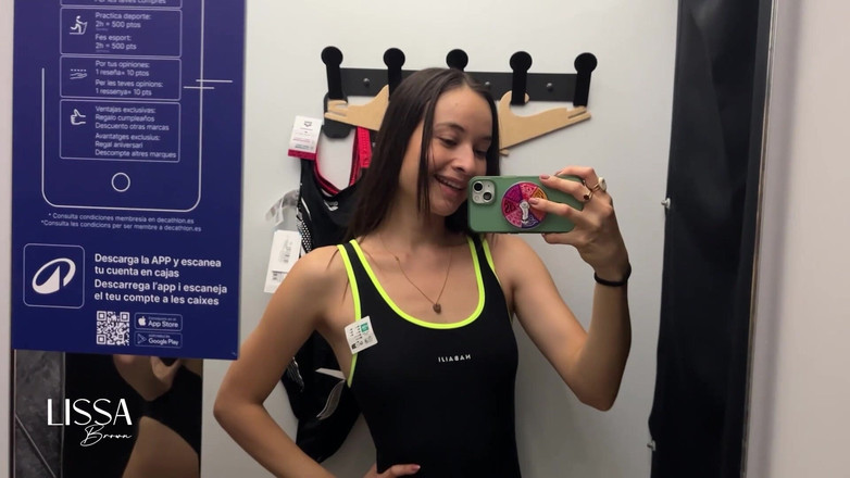 Lissa Brown: Phòng thử đồ bơi một mảnh