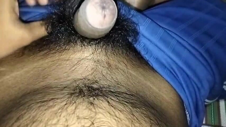 Desi Tits: Twinkjunge wichst kleinen schwanz, bevor er fickt