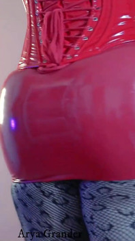 Une MILF sexy au gros corps naturel taquine dans une combinaison en latex, vidéo porno gratuite en caoutchouc X