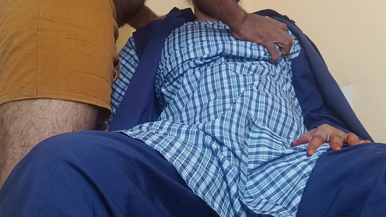 Ilakkiya: Туционный мастер скачет в позе наслаждаясь школой в униформе