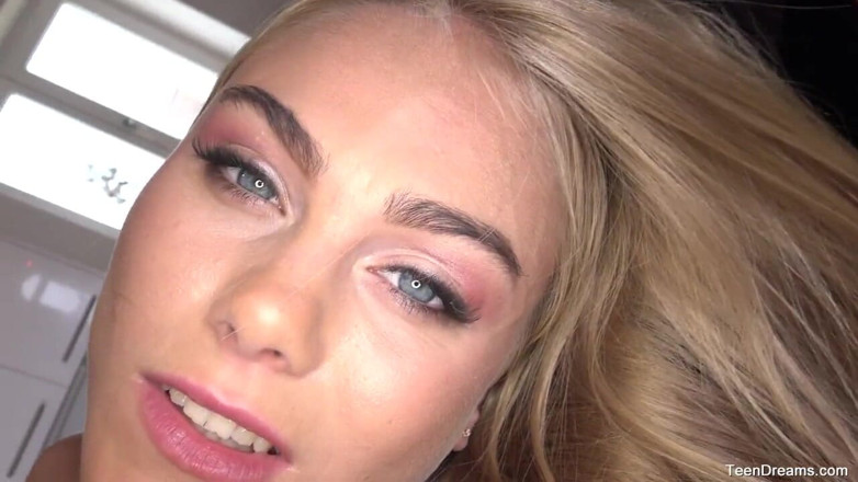 Teen Dreams: เพลิดเพลินกับนางแบบแนนซี่ถอดผ้าอย่างเปลือยเปล่าในครัว แล้วใช้นิ้วแหวะหีชมพูสมบูรณ์แบบของเธอ