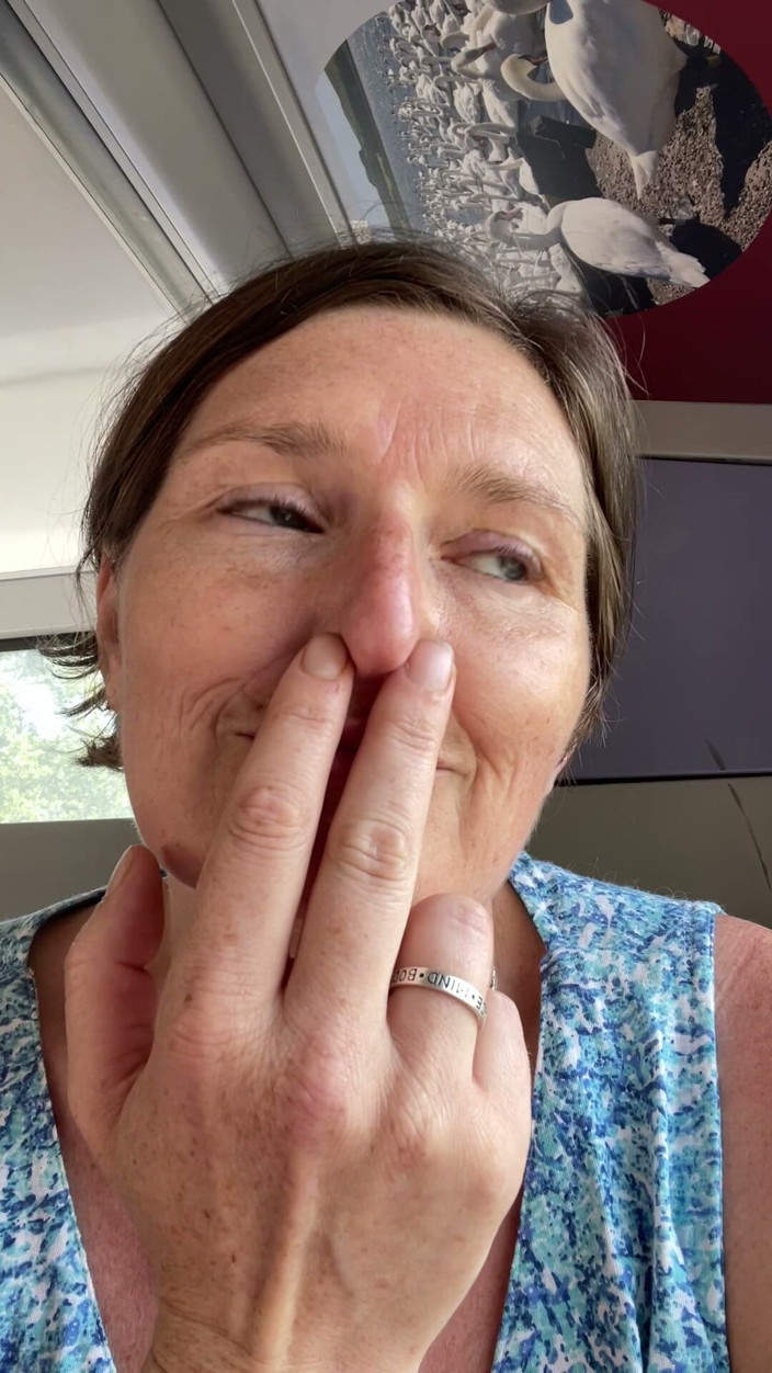 MistressWriggler: Mama vitregă se joacă cu pizda ei mirositoare în spatele autobuzului,...