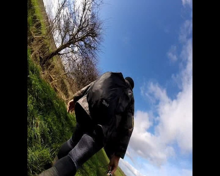 Andy: Sortie marche avec des vêtements