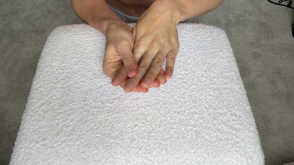 Ms Emmy Lynn: Handaanbidding vriendind narratief