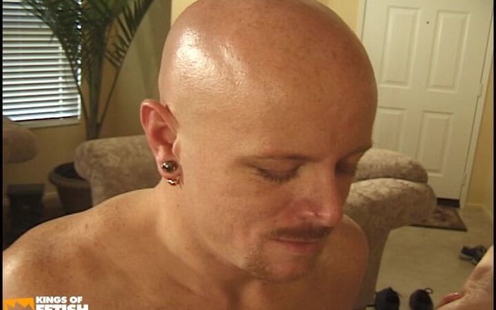 Gay Diaries: Kel adam dövmeli arkadaşının sıkı götünü sandalyede ve yerde parçalıyor
