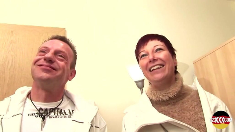 German amateur - 100% German hardcore videos: Malá prsatá německá děvka je připravena na její relaci s...