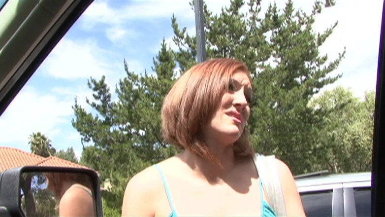 Hot Girlz: Une MILF à gros nichons se fait draguer et baiser par...