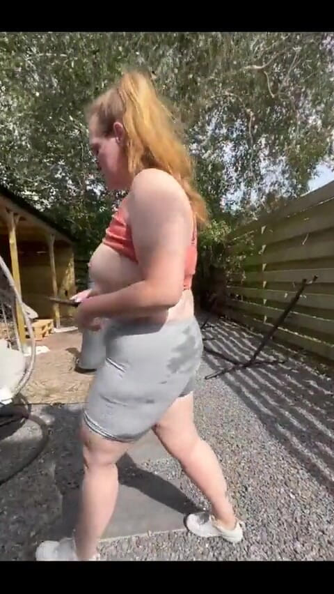 Naughty Mila: Hraní se sebou a čůrání