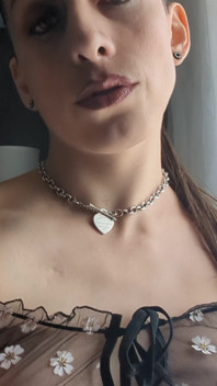 Fată transsexuală sexy care își expune pielea netedă și țâțele obraznice