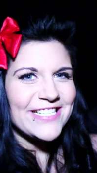 Une MILF brune à forte poitrine récompense les bites coquines en levrette avec des pipes époustouflantes