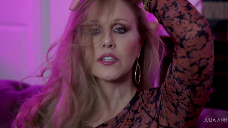 Julia Ann: MILF Julia Ann Pantyhose Tease