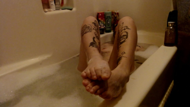 Abby Anna: 长脚趾湿润的大脚