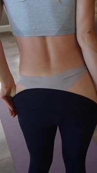 Hete blonde yoga-instructeur neukt student