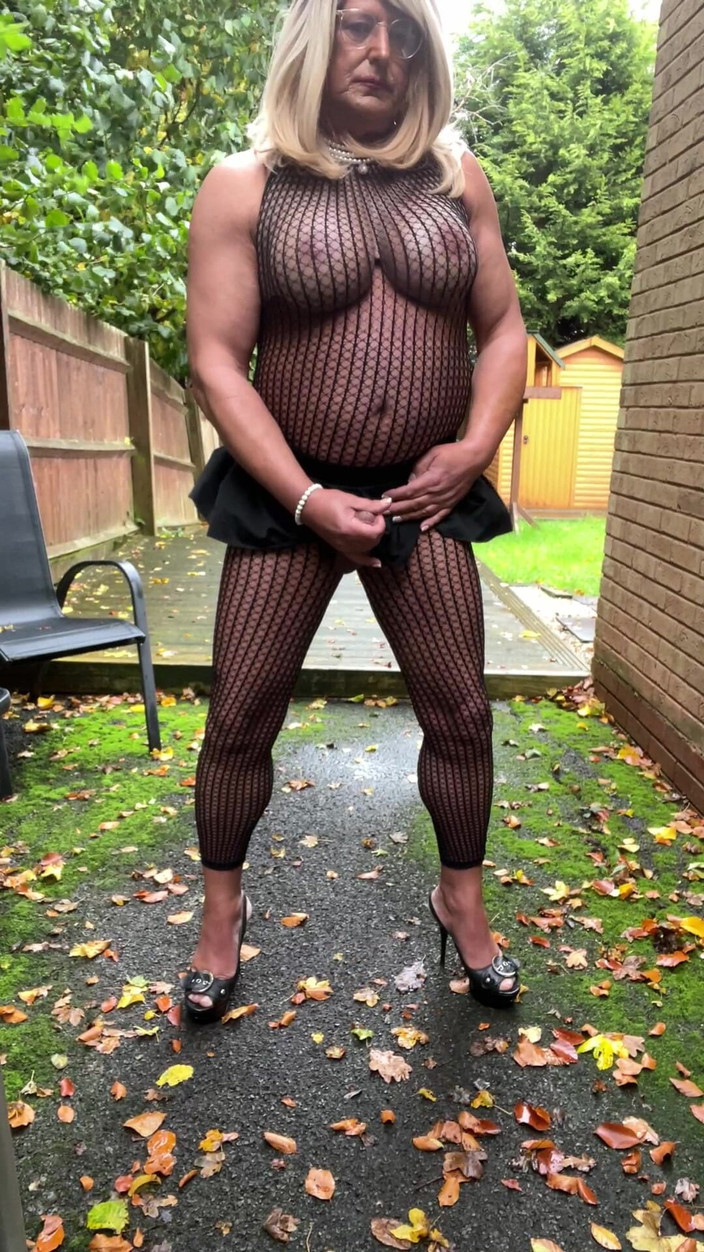 Kellycd2022: Crossdresser Kellycd2022 i svart sexig fisknät lekdräkt och klackar