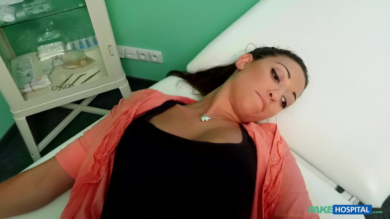Fake Hospital: Frau mit Fruchtbarkeitsproblemen bekommt eine Dosis Doktorschwanz
