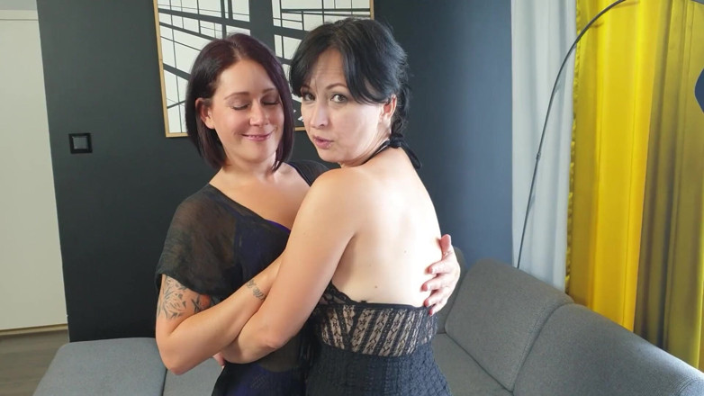 Wanilianna: Lesbian scissoring orgy