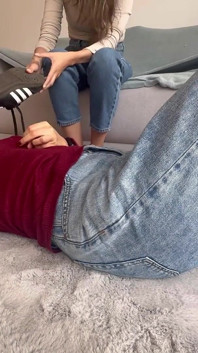 Naplňuji svůj fetiš čuchání nohou mé přítelkyně