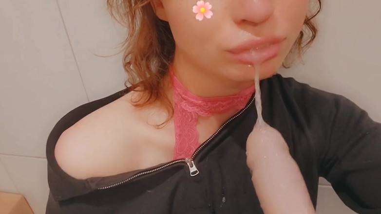 TiSIssyTi: Une femboy effémiée te taquine avec un gode et des...