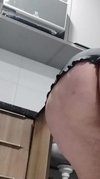 Sexig styvmamma i köket