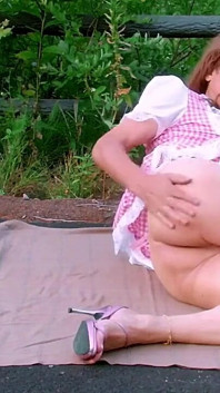 Striptease da empregada pai-chan com tesão no Estacionamento