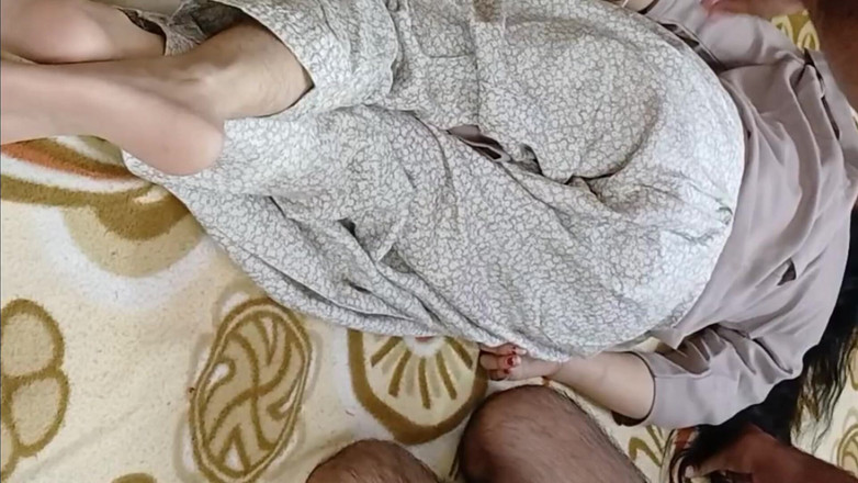 Desifilmy45: 배다른 아들에게 따먹히는 새엄마