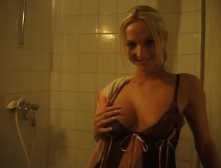 Flash Model Amateurs: She takes a sensual shower