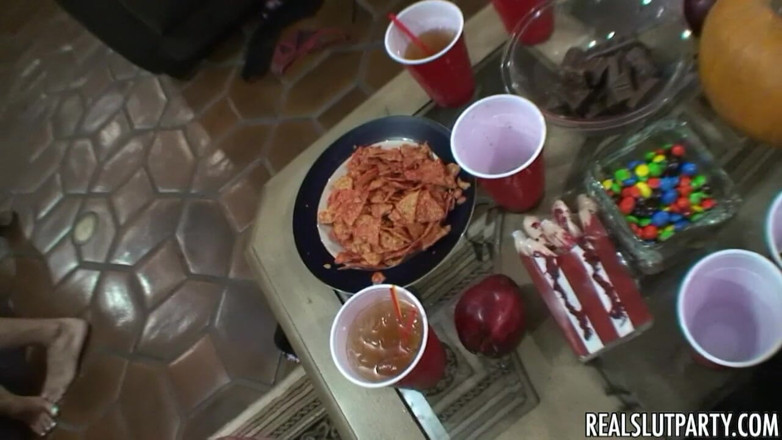 Real Slut Party: リアルスラットパーティー - トリックトリートかフェイシャルでハロウィンのスリーサム