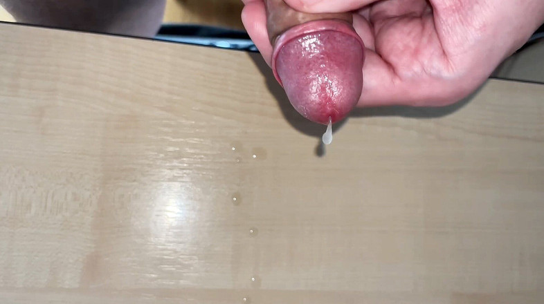 Wichskumpel: Sacudiendo mi pequeña polla del prepucio y semen