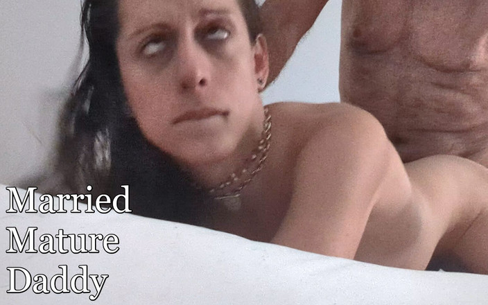 KittyKaash: 已婚熟女爸爸后入式操变性女孩