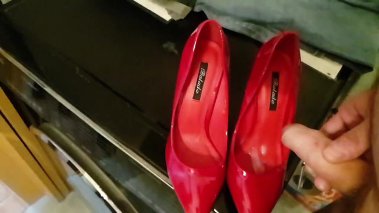 Milosbroz: Vermelho salto alto, minha namorada goza