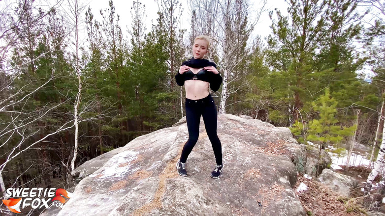 Sweetie Fox: Cewek pantat montok nyepong kontol dan ngentot habis-habisan di hutan