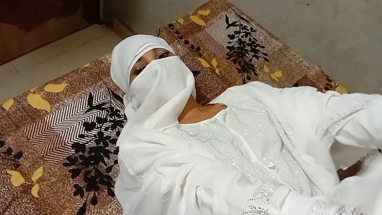 Dearshivani: Het muslimsk brud i vit hijab knullades av oklippt kuk