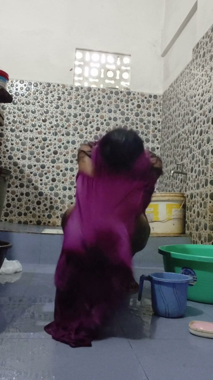 Amina begum: Indian Desi Girl Morning Nahane Video